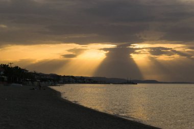 Yunanistan 'ın küçük Pefkochori kasabasında sabahın erken saatlerinde gün doğumu.