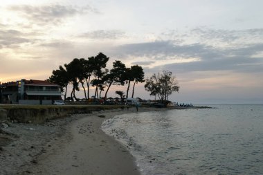 Yunanistan 'ın küçük Pefkochori kasabasında sabahın erken saatlerinde gün doğumu.