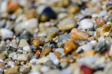 Yunanistan 'ın Pefkochori kentindeki küçük turist kasabasında öğleden sonra kumsalda çakıl taşları.