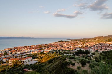 Yunanistan 'ın Pefkochori kentinin sahil şeridinin panoramik manzarası.