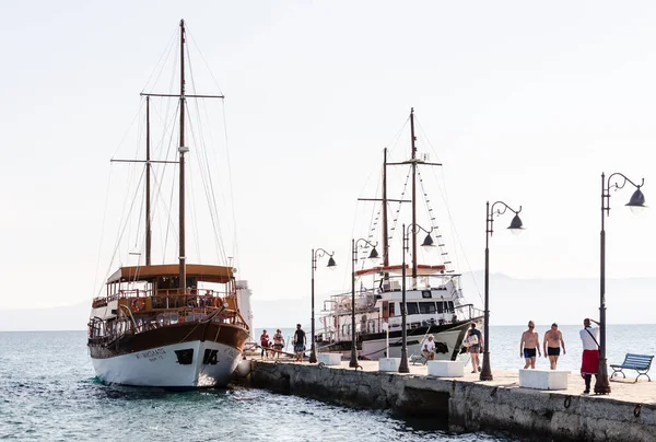 Anchored Tourist Boat Waterfront Pefkochori Greece Anchored Tourist Boat Afternoon — Foto de Stock