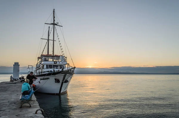 Yunanistan 'ın Pefkochori limanında demirli bir turist teknesi. Yunanistan 'ın Pefkochori limanına bağlı sabah saatlerinde demirlemiş bir turist teknesi..