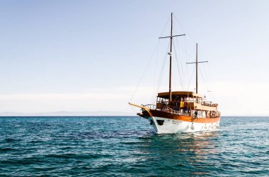 Yunanistan 'da Pefkochori adında küçük bir turistik yer. Yunanistan 'ın Pefkohori kentine öğleden sonra denizden gelen bir turist teknesi giriyor..
