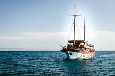 Yunanistan 'da Pefkochori adında küçük bir turistik yer. Yunanistan 'ın Pefkohori kentine öğleden sonra denizden gelen bir turist teknesi giriyor..