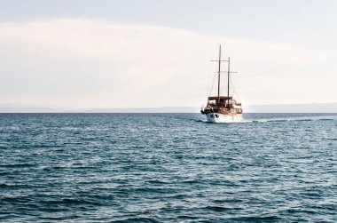 Yunanistan 'da Pefkochori adında küçük bir turistik yer. Yunanistan 'ın Pefkohori kentine öğleden sonra denizden gelen bir turist teknesi giriyor..