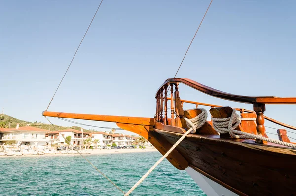 Anchored Tourist Boat Waterfront Pefkochori Greece Anchored Tourist Boat Afternoon — Foto de Stock