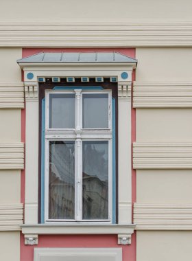 Timisoara, Romanya - 29 Ekim 2016: Romanya 'nın Timisoara kentinde dekoratif barok cepheli pencereler