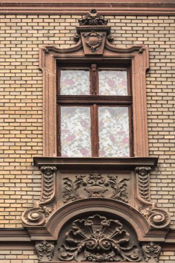 Timisoara, Romanya - 29 Ekim 2016: Romanya 'nın Timisoara kentinde dekoratif barok cepheli pencereler