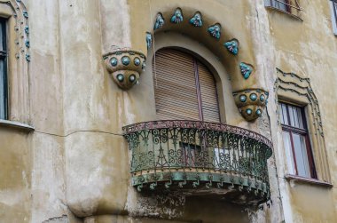 Timisoara, Romanya - 29 Ekim 2016: Romanya 'nın Timisoara kentinde dekoratif barok cepheli teraslar.