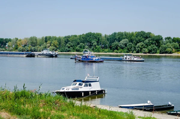 Tugboat Danube River Tugboat Passing Moored Tankers Danube River — Fotografia de Stock