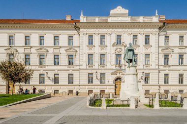 Pecs, Hungary - October 06, 2018: Statue Of Lajos Kossuth And Governmental Building In Pecs, Hungary.