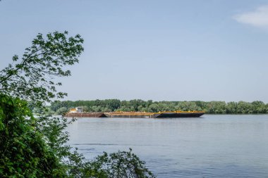 Novi Sad 'daki Tuna Nehri üzerinde hareket eden bir tanker..