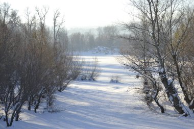 Ulusal Park 'ın panoramik manzarası. Kış mevsiminde kar ve buzla kaplı Ulusal Park 'ın panoramik manzarası.