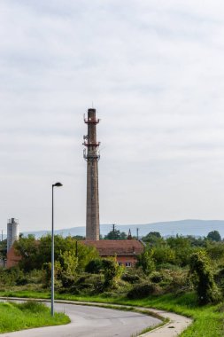 Eski tuğla fabrikasının bacası. Eski bir tuğla fabrikası bacası..