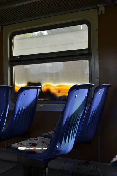 Ein Blauer Plastiksitz Einem Eisenbahnwaggon Ein Blauer Plastiksitz Einem Eisenbahnwaggon — Stockfoto