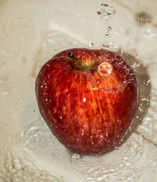 Μήλο Καλυμμένο Νερό Μήλο Καλυμμένο Νερό Μεταλλικό Μπολ — Φωτογραφία Αρχείου