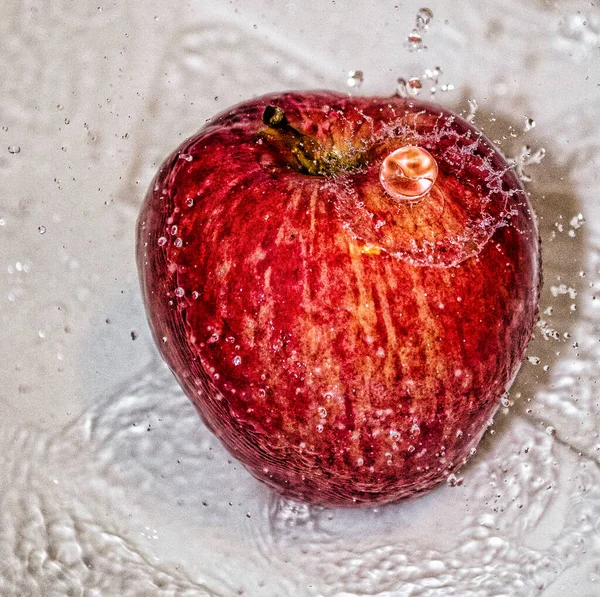 Μήλο Καλυμμένο Νερό Μήλο Καλυμμένο Νερό Μεταλλικό Μπολ — Φωτογραφία Αρχείου