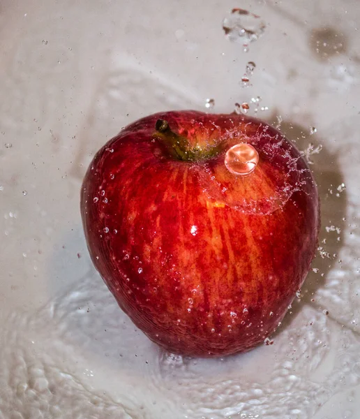 Äpple Täckt Vatten Äpple Täckt Med Vatten Metallskål — Stockfoto