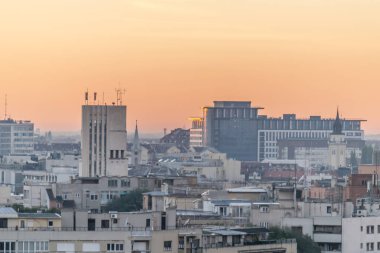 Novi Sad binalarının panoramik görüntüsü. Günün durgunluğunda Novi Sad binalarının panoramik görüntüsü.