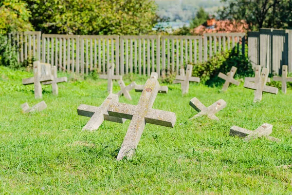 Stary Cmentarz Wojskowy Panoramiczny Widok Stare Identyczne Zaniedbane Betonowe Krzyże — Zdjęcie stockowe