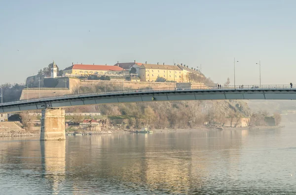 Petrovaradin要塞在秋天的时候 Petrovaradin要塞和多瑙河的景观 — 图库照片