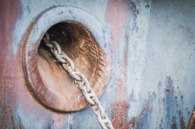 Tuna nehrinin kıyısında mahsur kalmış bir gemi. Tuna Nehri 'nin kıyısındaki bir geminin pruvasında zincirli bir demir deliği..