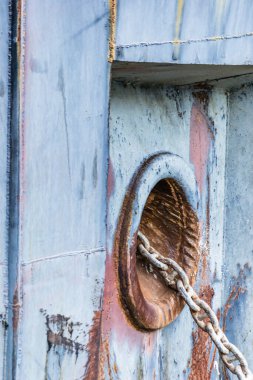 Tuna nehrinin kıyısında mahsur kalmış bir gemi. Tuna Nehri 'nin kıyısındaki bir geminin pruvasında zincirli bir demir deliği..