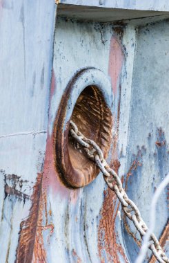 Tuna nehrinin kıyısında mahsur kalmış bir gemi. Tuna Nehri 'nin kıyısındaki bir geminin pruvasında zincirli bir demir deliği..