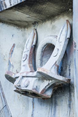 Tuna nehrinin kıyısında mahsur kalmış bir gemi. Tuna nehrinin kıyısında mahsur kalmış bir geminin çapası çekildi..