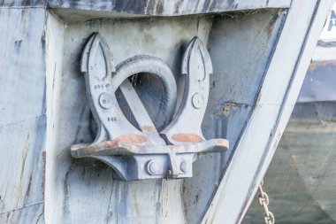 Tuna nehrinin kıyısında mahsur kalmış bir gemi. Tuna nehrinin kıyısında mahsur kalmış bir geminin çapası çekildi..