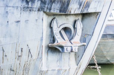 Tuna nehrinin kıyısında mahsur kalmış bir gemi. Tuna nehrinin kıyısında mahsur kalmış bir geminin çapası çekildi..