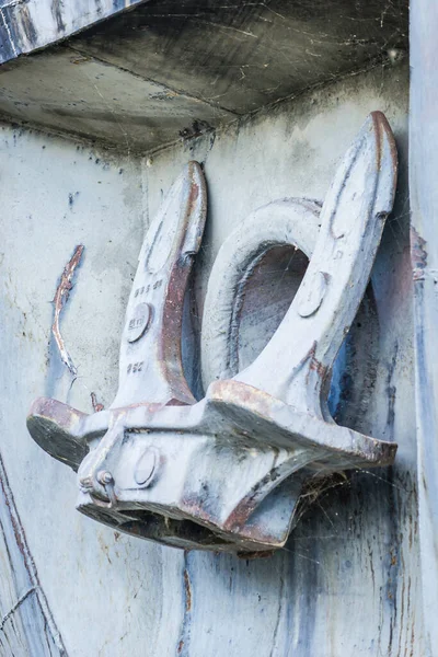 Tuna nehrinin kıyısında mahsur kalmış bir gemi. Tuna nehrinin kıyısında mahsur kalmış bir geminin çapası çekildi..