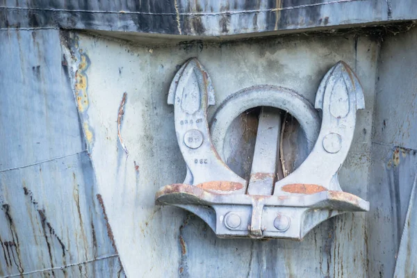 Tuna nehrinin kıyısında mahsur kalmış bir gemi. Tuna nehrinin kıyısında mahsur kalmış bir geminin çapası çekildi..