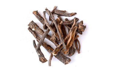 Beyaz arkaplanda kurutulmuş karahindiba kökü
