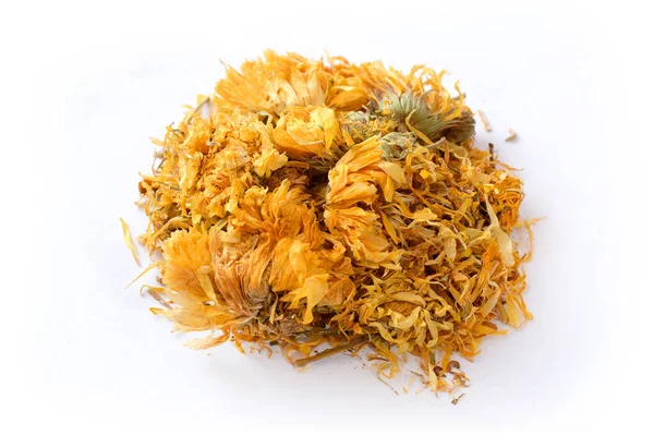 beyaz arkaplanda kuru takvim çiçekleri