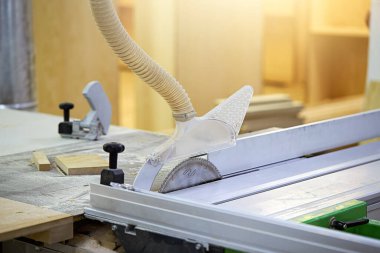 Ahşap işçiliği için endüstriyel bir testere. Bir marangoz fabrikasında..