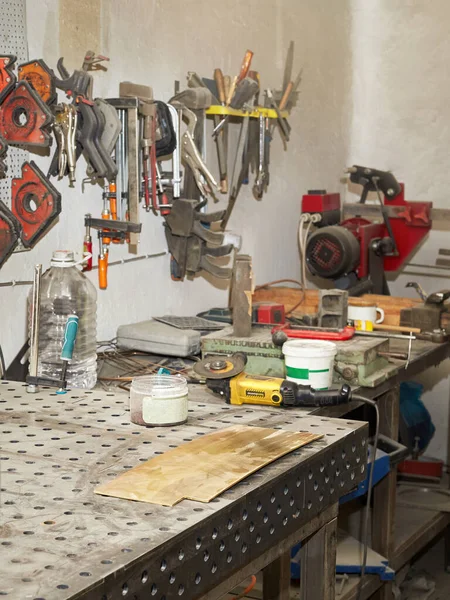 Lugar Trabajo Maestro Del Metal Banco Trabajo Acero Con Orificios — Foto de Stock