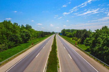 Güneşli bir yaz gününde şehirler arası otoyol