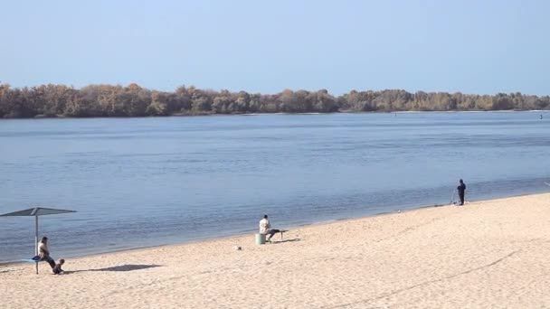 Kremenchug Ukraine October 2021 People Resting River Bank Sunny Autumn — Stock Video