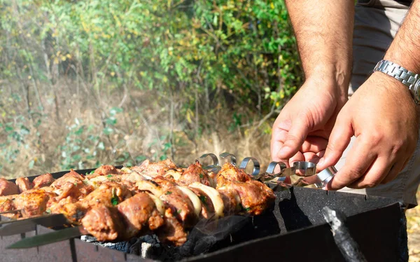 Muž Vaří Marinovaný Shashlik Grilování Masa Špejli Zblízka Kopírovat Prostor — Stock fotografie