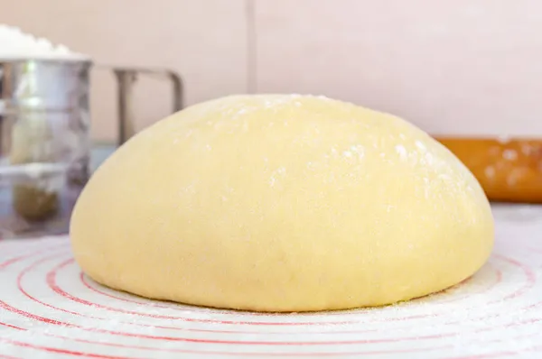 将酵母面团放在一个特殊的硅胶烘焙垫上 用于在厨房桌子上滚动面团 为披萨 烘焙和其他烘焙产品准备面团 家庭烘焙的概念 — 图库照片