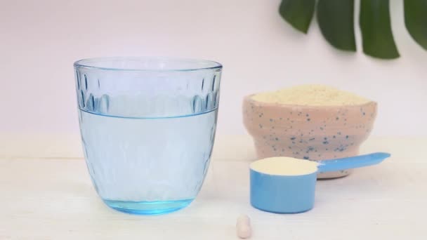 Ett Glas Rent Vatten Kollagenpulver Och Kapselalternativ Begreppet Hälsa Och — Stockvideo