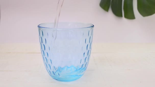 Nalać Świeżą Wodę Szklanki Stole Koncepcja Zdrowia Diety — Wideo stockowe