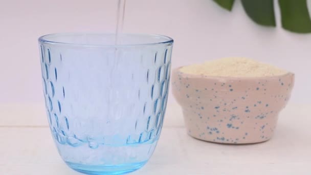 Vierte Agua Vaso Para Hacer Cóctel Colágeno Concepto Estilo Vida — Vídeos de Stock