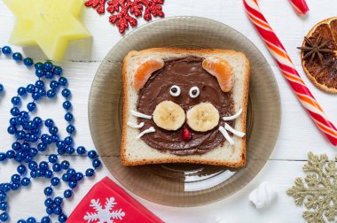 2022 yılının yenilebilir sembolü olan kaplan şeklinde taze meyveli çikolatalı sandviç. Şenlikli kahvaltı. Üst manzara, düz uzanma