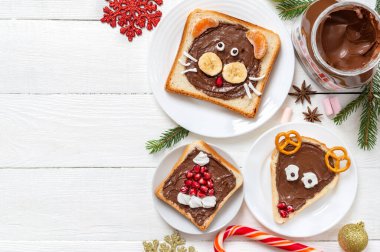 KREMENCHUG, UKRAINE - 22 Kasım 2021: fındıklı komik çocuk sandviçleri için fikirler. Noel teması. Popüler fındıklı kakao soslu tost ve taze meyve. Üst görünüm