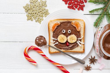 KREMENCHUG, UKRAINE - 22 Kasım 2021: kaplan şeklinde çikolatalı sandviç. Çocuk sandviçleri ve fındıklı komik fikirler. Noel teması. Fındıklı kakaolu tost ve taze meyve. Üst görünüm