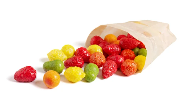Doces Coloridos Forma Frutos Espalhados Saco Papel Fundo Branco — Fotografia de Stock
