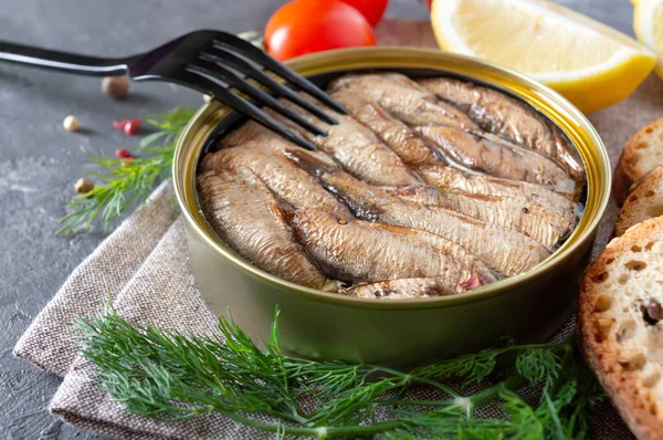 Sprats Open Tin Can Stacked Rows Bread Herbs Lemon Fresh — Fotografia de Stock