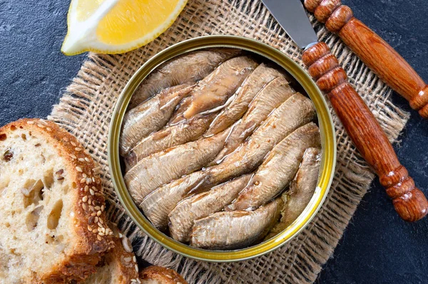 Smoked Sprat Oil Open Tin Can Whole Grain Bread Lemon — Stockfoto